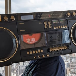夢とロマンだけじゃない！ “令和のドデカCDラジカセ”はワイヤレスや防災にも対応する多機能オーディオ