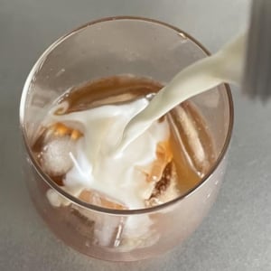 ミルクで割るだけ、スパイス感じる「アイスチャイ風」ドリンクが美味しい！炭酸割りもおすすめだよ