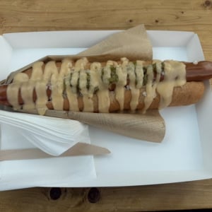 【大阪・関西万博】お高い？　それとも……「フードトラック　森のマルシェ」で販売している1780円のホットドッグ＆1980円のチーズドッグ