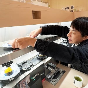 ひろゆきと回転寿司屋「くら寿司」に行った結果 / 衝撃の事実が判明→ ひろゆきは寿司に醤油をつけない