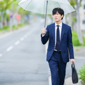 雨の日こそ品格が試される──梅雨の出勤に備えるビジネスマンの装い5選
