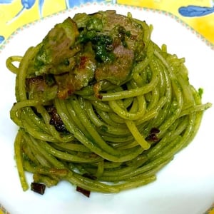 冷蔵庫にめぼしい具材がなかったのでその辺に生えてる雑草でパスタを作った結果→ ペペロンチーノより美味しいかも!?