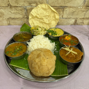 南印度料理トーキョーバワンで「バナナの葉に盛られた南インドの定食」を食べる