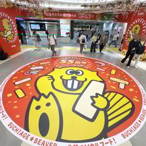 東京駅が「北陸のソウルフード・ビーバー」だらけになっている件 / 床も壁もお菓子もだいたい全部ビーバー