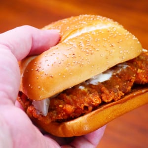 マクドナルドのジュラシック・ワールドバーガーズ「旨辛ザクザクジューシーチキン」を食べた結果を報告する
