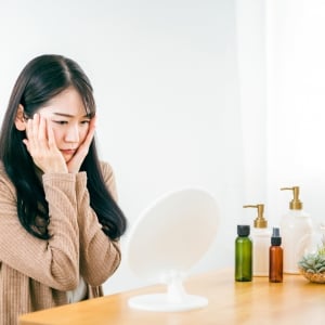 敏感肌でも使える？話題の美容成分「ナイアシンアミド」の安全性とは