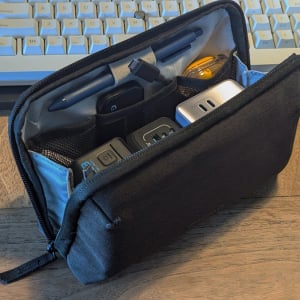 大きく開いて自立する大容量なガジェットポーチ　コクヨがAmazon限定で発売する「BIZRACK」