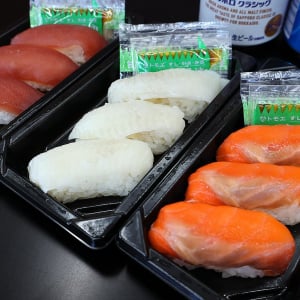 これはやりすぎでしょ！ コンビニ店内で握ってくれる寿司を食べてみた結果