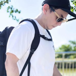 「アウトドアから日常まで使えるサングラス」を、トップアスリートも愛用するブランドでついに見つけた