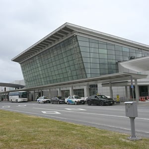 【北海道・旭川】 「北海道のまん中」旭川空港には何がある？ ご当地グルメやショップは…