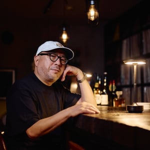 DJ・須永辰緒によるレコードバー「moderno」が駒沢大学にオープン