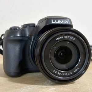 実はコンデジだから軽量、だけど超望遠ズーム。「LUMIX DC-F85D-K」が希望を全部叶えてくれたんだ