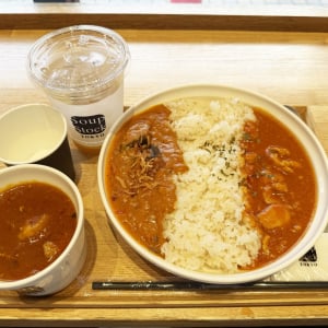 スープストックトーキョーのカレーストックトーキョーでカレーとカレーとカレーのカレーセットを食べる