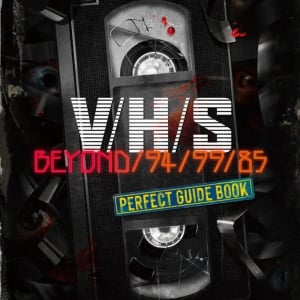 シリーズ完全網羅！　ホラーアンソロジー『V/H/S』パンフレット発売決定　嬉しい“VHSケース”付き（※組み立て式）［ホラー通信］