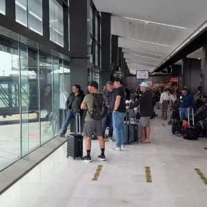 心は少年のまま！空港で窓際に集まった男性たちの視線の先には・・レアな光景が！！【海外・動画】