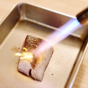 2千円で買えちゃう「ガスバーナー」で、刺身も果物も“特別な一皿”に変身しました