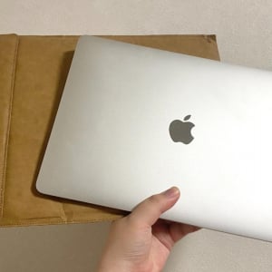 見た目はレザー！まさかすぎる無印良品「1,000円台パソコンケース」を1ヶ月愛用してみたら、最高な理由はね…