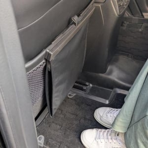 車用のゴミ箱、足元に置きたくない問題。Amazonで見つけた「超薄型のコレ」を浮かせるのが正解でした