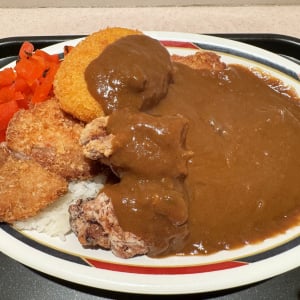 JR東京駅の地下で「揚げ物ガッツリ系カレーライス」が激安価格で食べられることはもっと知られていい / カレー屋のアルプス