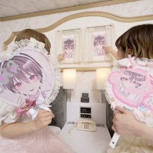 グッズを美しく飾れる額縁やフォトスポットがたっぷり！　東京ドームホテル「夢の推し活ルーム」