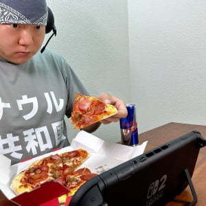 【ゲーミングピザ爆誕】ドミノピザのゲーマー仕様ピザ「ドミノゲーミングナイトセット」を食べた結果