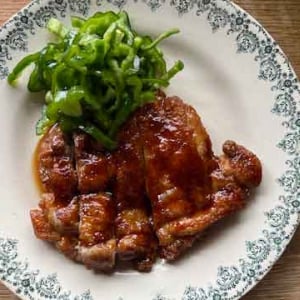 照り焼きチキンの作り方！ふっくら仕上げるコツ＆簡単付け合わせ