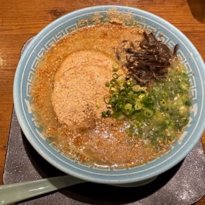 【熊本グルメ】にんにくの醤油漬けが強烈なアクセントに　熊本駅の人気ラーメン店「天外天」