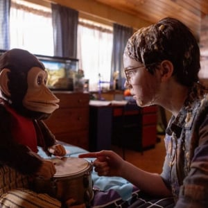 スティーブン・キング原作、猿がドラム叩けば人が死ぬ『THE MONKEY／ザ・モンキー』えらいことになってる場面写真［ホラー通信］