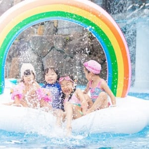 【新潟県妙高市】ロッテアライリゾートに特別なガーデンプールがOPEN！今年のテーマは“おかしなプール”