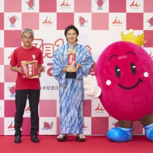 あずきバーのイメージキャラクター・尾上松也が登場！「あずきバー祭り2025」にてあずきバーをファンへ手渡し