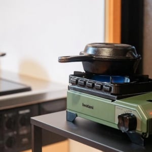 山崎実業の「変形するラック」とカセットコンロを組み合わせたら、3口コンロが実現した