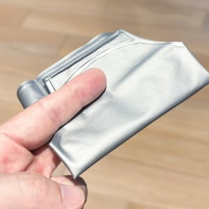 セリアで見つけた「ペラペラになるコレ」が宿泊先での悩みを解決！ 夏の旅行に絶対持っていきたい