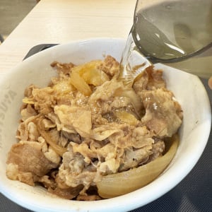 松屋店員がオススメする「牛めしの食べ方」を試したらマジでウマすぎたのだが