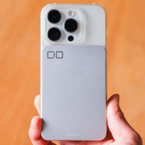 普段使いにはこれ一択。スマホにピタッとフィットする、CIOの「カード型モバイルバッテリー」