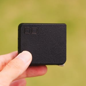 「4ポート×100W高出力」なのに、コンパクト。デバイス複数台持ちが珍しくない今、相棒になったのは“あの日本ブランド”でした