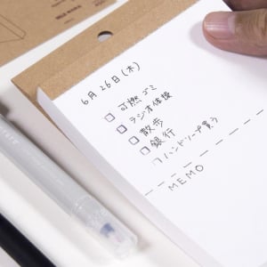 チェックボックスを一瞬で作れるローラーペン「クルロ」と、無印のメモパッドで”理想の日めくりToDoリスト”を作ろう