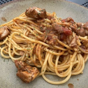 【万博グルメ】うさぎ美味し万博！？　マルタ共和国のパビリオンでウサギ肉の入ったスパゲッティを食べてみた