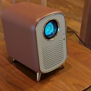 レトロなルックスだけどスマート機能が充実　Netflixライセンス取得のフルHDスマートプロジェクターレビュー