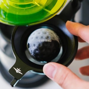 気になっていた「金属製のボール」を使ってみたら、いつものコーヒーがもっと美味しくなった