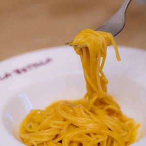 ラ・ベットラ監修「うにのクリームソース」登場！ 落合シェフ直伝“1.2％の塩ゆで”がコツ