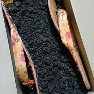 大昔のサンダル草履が加水分解で『大変なこと』になっていた！草履の間にあるこの黒い物体はいったい何！？