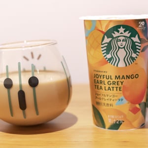 スターバックスのチルドカップシリーズから期間限定で発売された「ジョイフルマンゴーアールグレイティーラテ」をレビュー！マンゴーのジューシーさで夏の訪れを感じてみた
