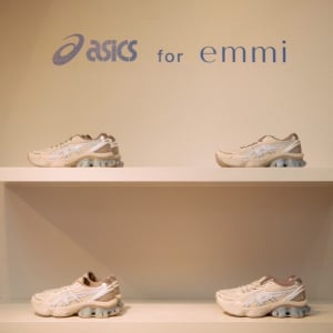 ヨンア＆島崎遥香も来場！「ASICS for emmi」青山ショップで味わうクリアモードな一足