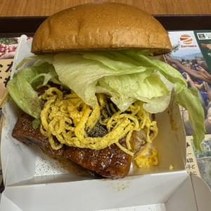うなぎとごはんとレタスをパンではさむ！？　ロッテリアの「うな丼バーガー」を食べてみた