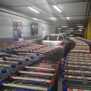 【因果応報】ショッピングモールに身勝手な迷惑駐車をしたクルマが！予想外の制裁を受けることに！