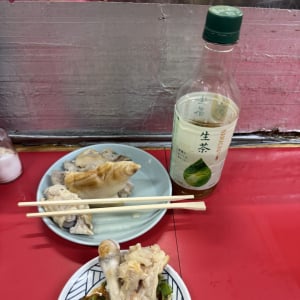 【大阪グルメ】お酒が飲めない人はノンアル持ち込みOK！　コラーゲンオーバーキルな「豚足のかどや」
