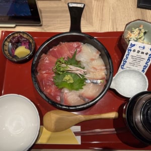 【万博グルメ】養殖マグロでおなじみの近大とサントリーが共創の養殖魚専門料理店「近畿大学水産研究所」