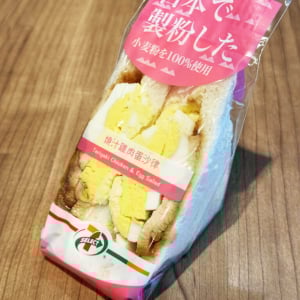 香港セブンイレブンのサンドイッチが日本推し！ 日本語で大々的に「日本で製粉した小麦粉を100％使用」と記載