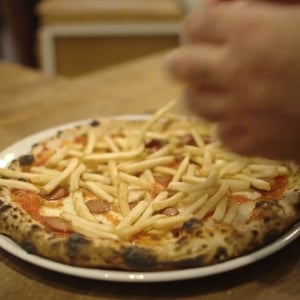 イタリアではフライドポテトをのせたピザが大人気らしい！ それ絶対ウマイやつ！