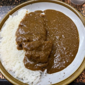 【鹿児島グルメ】鹿児島中央駅の東口でカレーを食べるなら……スパイシーな老舗カレー屋「サフラン」